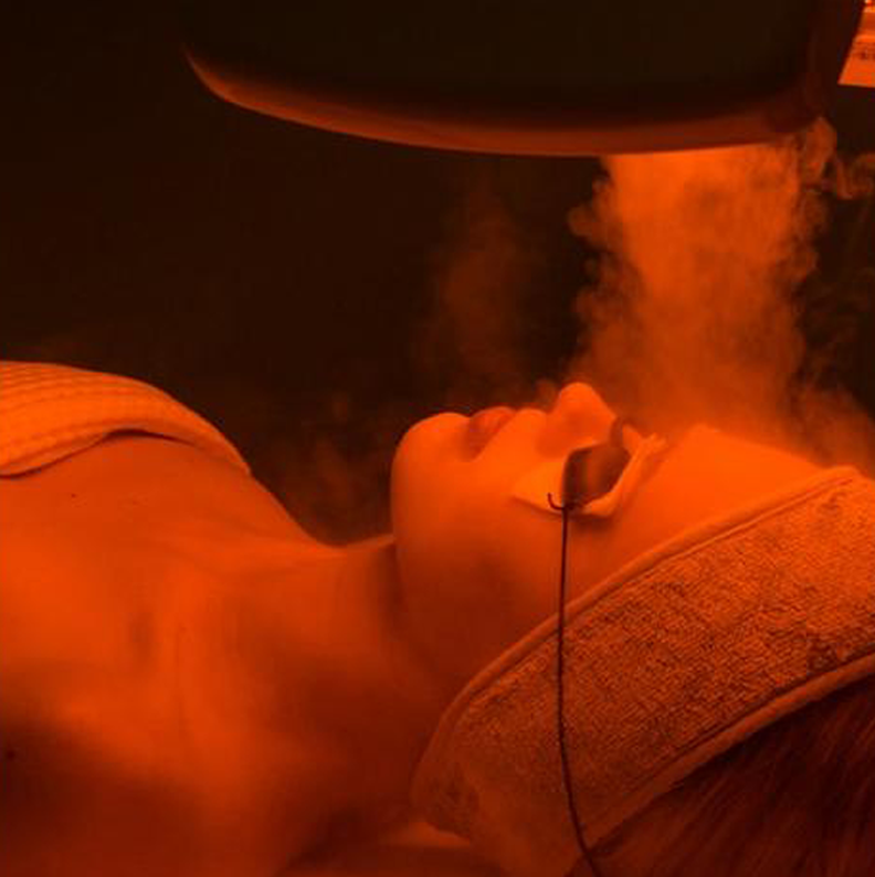 Oxylite™ VIP Glow Facial (Oxylight Technology)